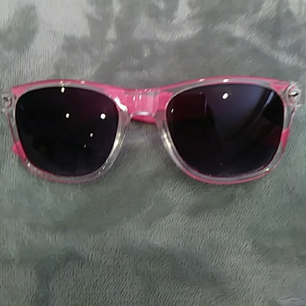 Pink sunglasses with clear deatils